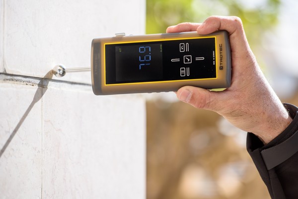 איתור נזילות מים ורטיבות בתקרה